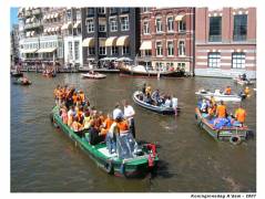 Boats on the Amstel with people celebrating the good weather ;-)