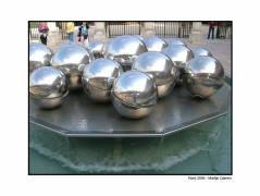 A modern fountain, just enjoy the picture
